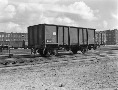 803485 Afbeelding van de open goederenwagen (kolenwagen) nr. 64231 (type GTMW, serie NS 63701-66540) van de N.S. te ...